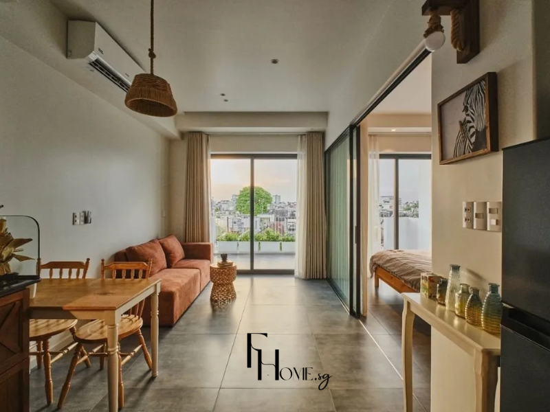 Phòng khách chung cư 50m2 phong cách Industrial với sàn gạch xám 800x800mm, sofa nỉ nâu đỏ gạch, bàn trà đan mây và bàn ăn gỗ tự nhiên ghế Windsor trắng