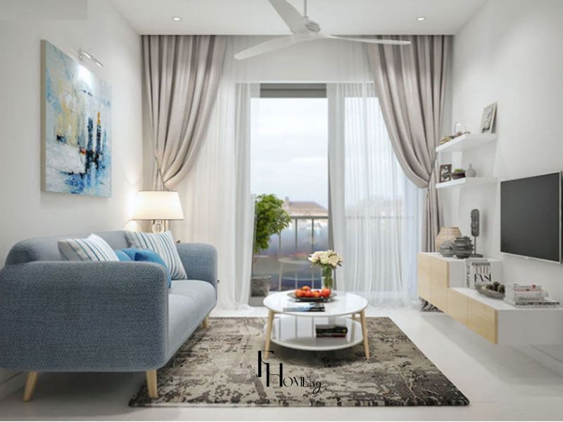 Phòng khách chung cư 50m2 tông trắng xám với sofa bouclé xanh dương nhạt, kệ TV floating gỗ sồi, bàn trà tròn trắng và rèm vải xám bạc cửa ban công