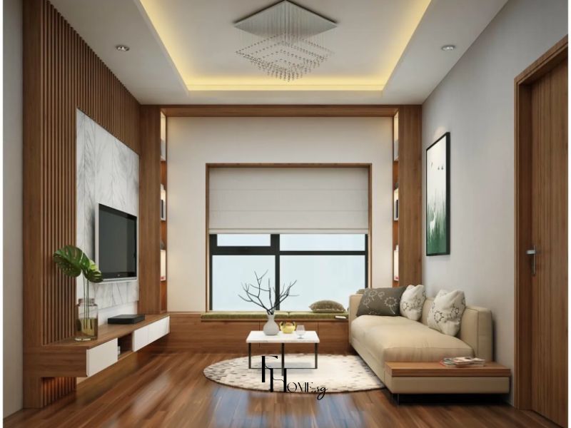 Phòng khách chung cư 50m2 với tường TV lanh tô gỗ walnut và đá marble trắng, sofa da be kem, sàn gỗ nâu bóng và trần thạch cao đèn LED vàng ấm