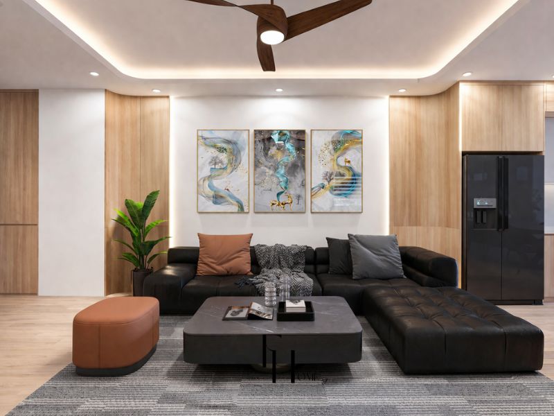 Phòng khách chung cư 55m2 phong cách hiện đại với sofa da đen chữ L, bàn trà đá marble đen và mảng ốp gỗ sáng hai bên tường