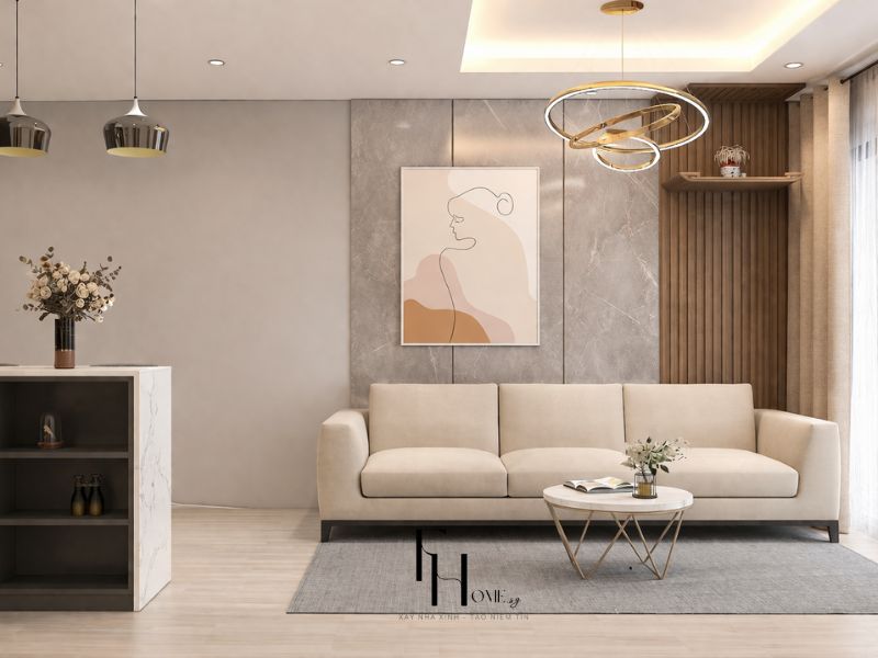 Phòng khách chung cư 55m2 với 1 phòng ngủ, sofa băng be, tường ốp đá marble xám kết hợp nan gỗ dọc và đèn vòng tròn vàng gold