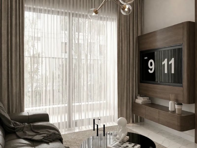 Góc tivi phòng khách chung cư 55m2 với 2 phòng ngủ, mảng ốp gỗ nâu ấm, kệ tivi gỗ thấp và đèn chùm bóng cầu thủy tinh