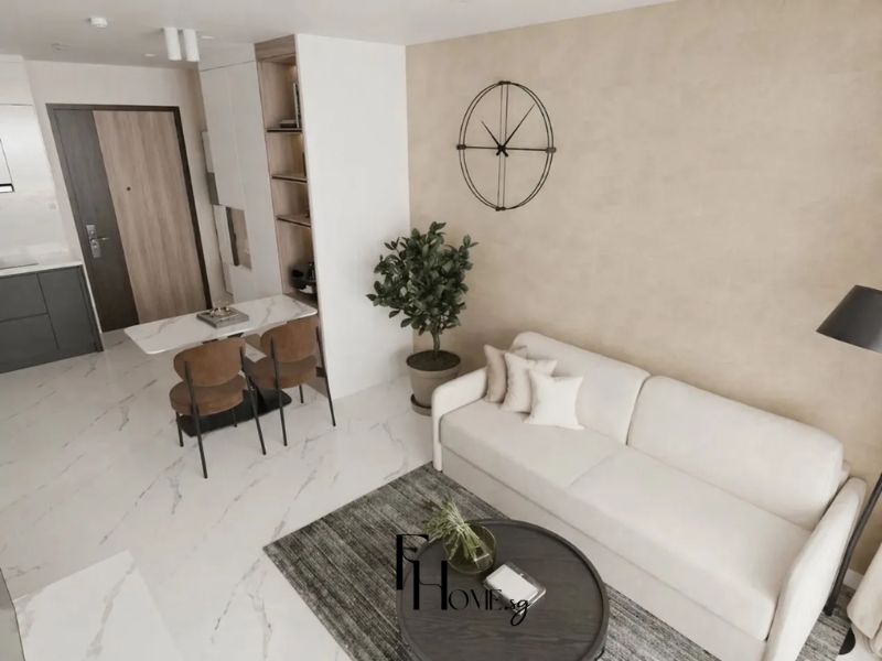 Phòng khách chung cư 68m2 phong cách Tối Giản tường be cát vi xi nhám, sofa trắng kem bàn trà tròn gỗ sẫm và đồng hồ khung dây kim loại đen làm điểm nhấn duy nhất