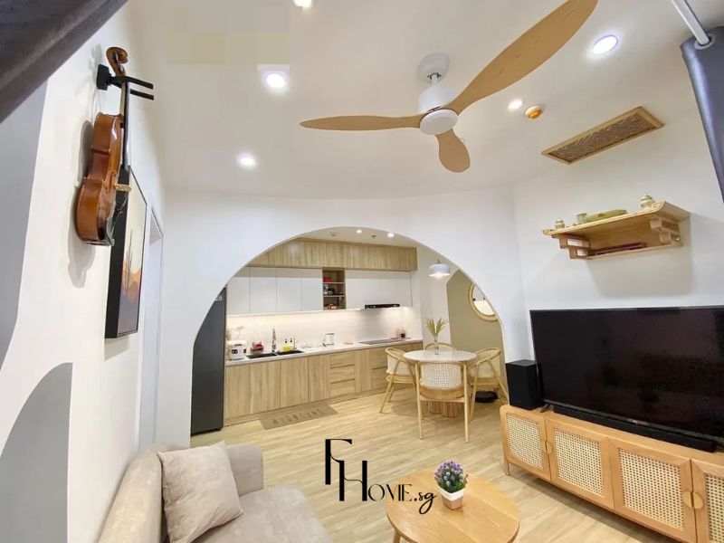 Phòng khách chung cư 68m2 phong cách Vintage với vòm cung tròn, violin treo tường và kệ TV mây đan gỗ sồi cùng bộ bàn ghế mây đan khung gỗ (sưu tầm)
