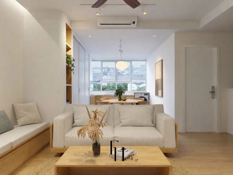 Phòng khách chung cư 77m2 1 phòng ngủ không gian mở sofa vải be khung gỗ băng ghế tích hợp ngăn kéo bàn ăn tròn cửa sổ