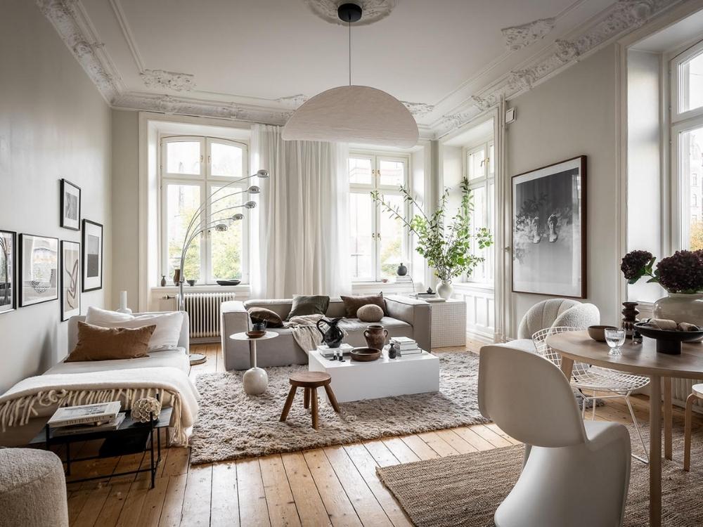 Phòng khách đương đại với đường nét tinh gọn, tông màu trung tính và điểm nhấn vật liệu cao cấp