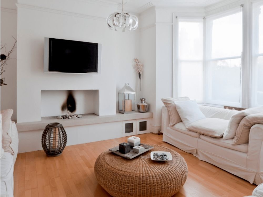 Phòng khách gam màu trắng chủ đạo tạo cảm giác rộng rãi