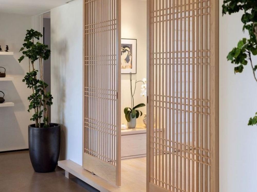 Phòng khách kiểu Nhật sử dụng cửa trượt Shoji khung gỗ và giấy mờ, mang đến vẻ đẹp tinh tế và cảm giác thoáng đãng