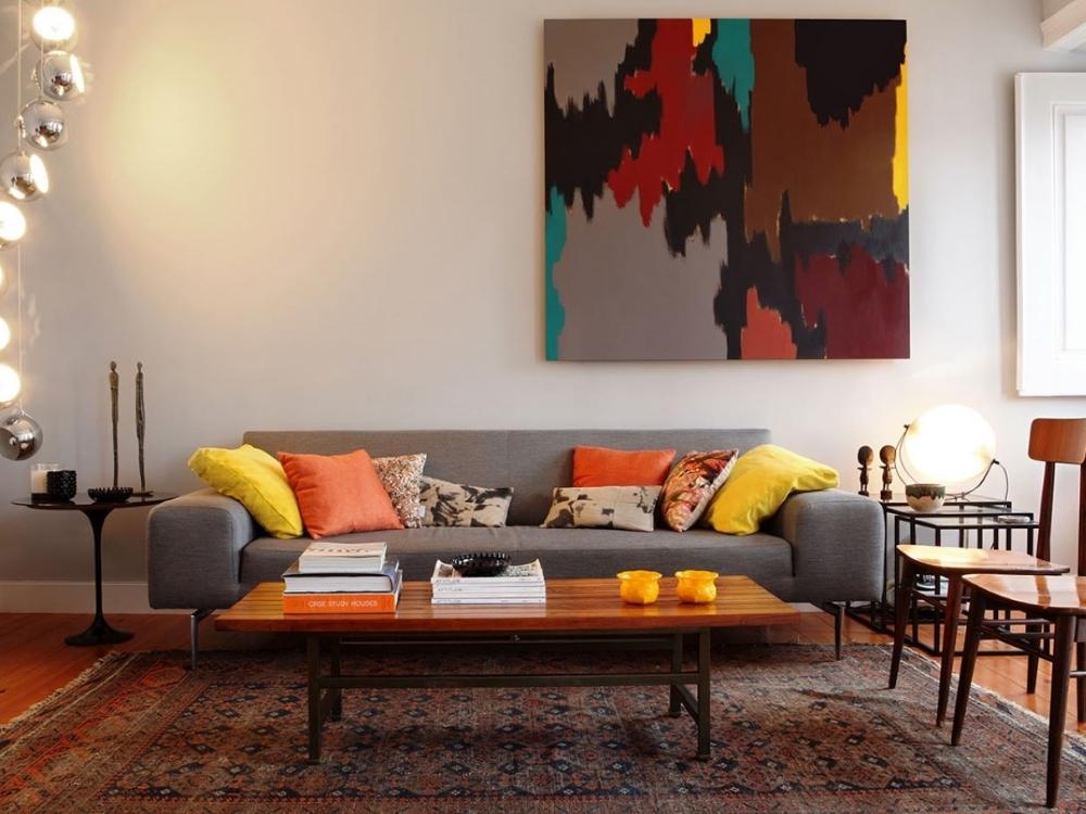 Phòng khách mang đậm hơi thở retro với sofa xám và ánh sáng vàng ấm