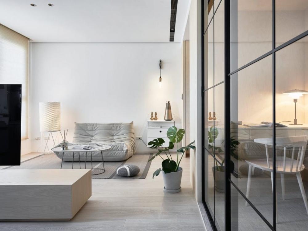 Phòng khách nhà ống 40m² với gam màu sáng và vách ngăn kính, tạo cảm giác rộng rãi, sáng sủa dù diện tích nhỏ.