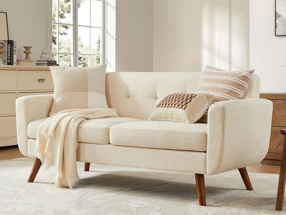 Phòng khách nhà phố 15m² phong cách tối giản, sofa 2 chỗ màu trắng