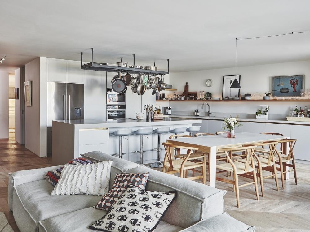 Phòng khách nhà phố 3 tầng – bộ mặt của ngôi nhà, thiết kế mở liên thông bếp, sofa làm điểm nhấn