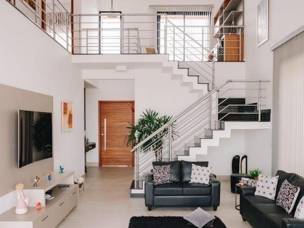 Phòng khách nhà phố 4 tầng diện tích dưới 100m² với tông màu trắng chủ đạo