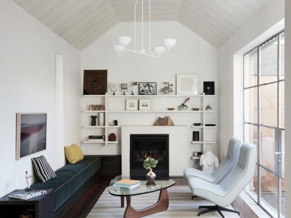 Phòng khách nhà phố 4x16m sử dụng sofa văng và TV treo tường