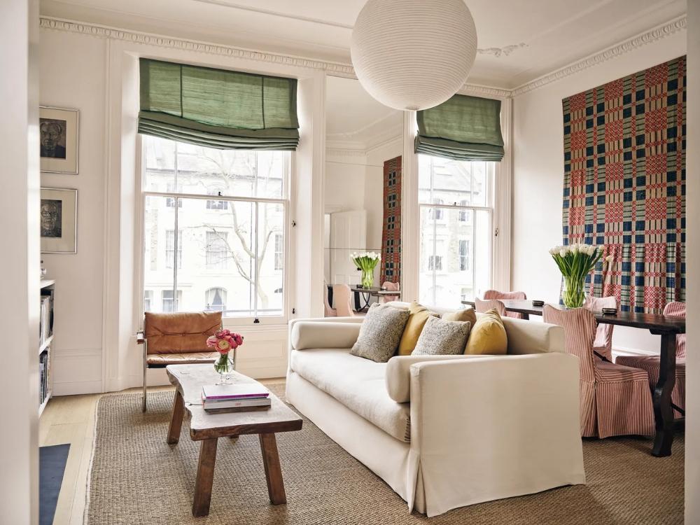 Phòng khách nhà phố 4x16m với nội thất đa năng, lối đi thông thoáng và rèm mỏng