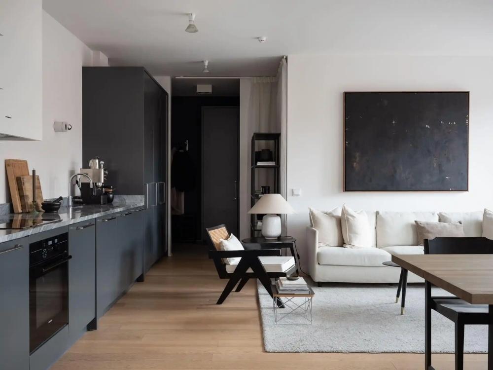 Phòng khách nhà phố 4x16m với thiết kế mở, liên thông cùng bếp, tạo cảm giác xuyên suốt