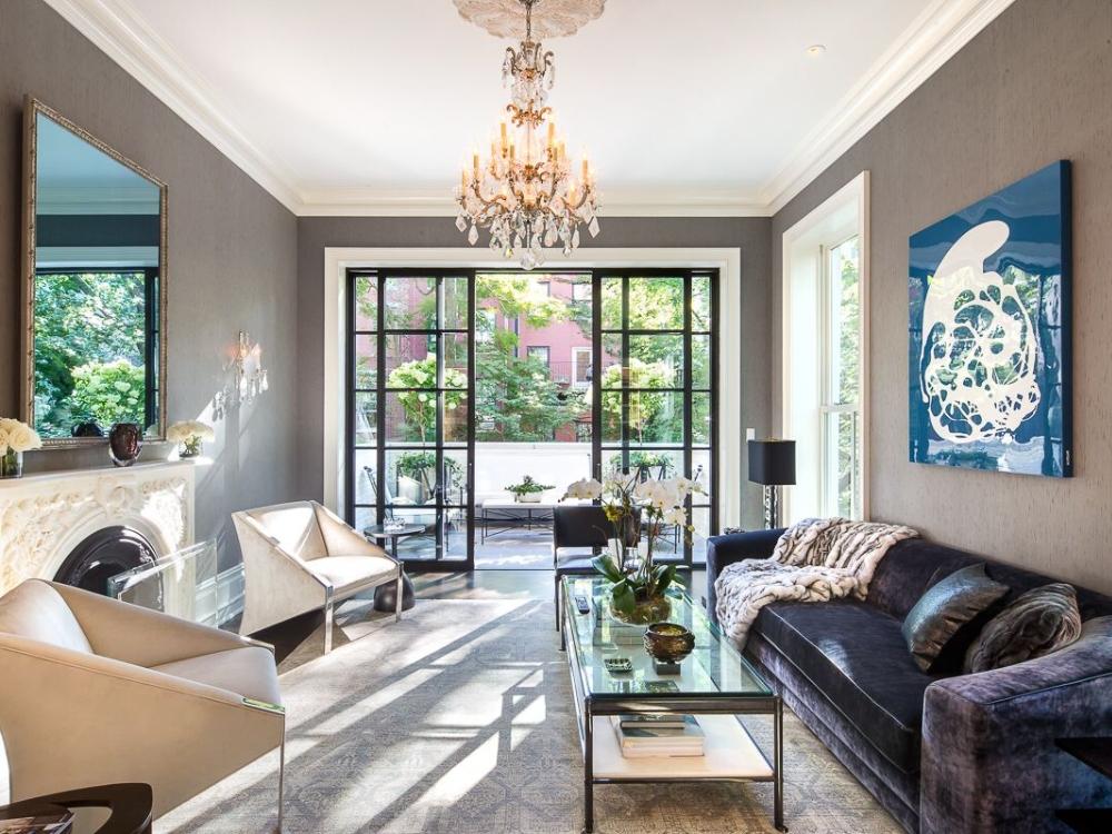 Phòng khách nhà phố 90m² bố trí hợp lý, sử dụng nội thất đa năng, tạo cảm giác sinh hoạt tiện nghi