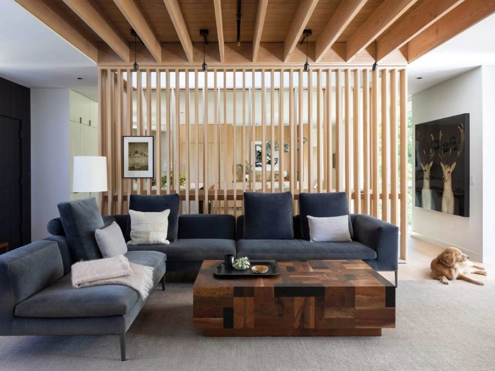 Phòng khách nhà phố thiết kết vách ngăn với phòng bếp