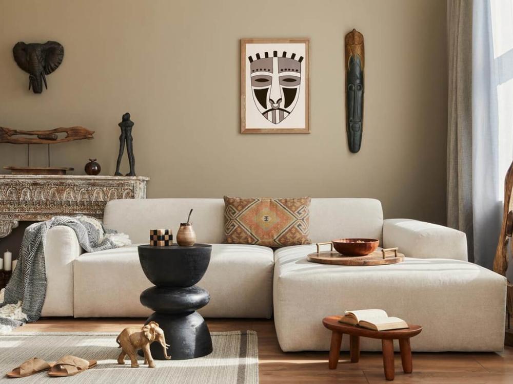 Phòng khách phong cách African với tông màu đất và họa tiết bộ lạc