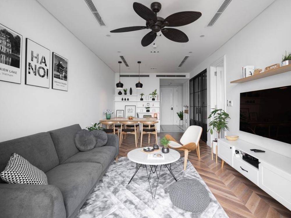 Phòng khách phong cách Bắc Âu với sofa vải nhung, đèn gỗ, thảm lông dài