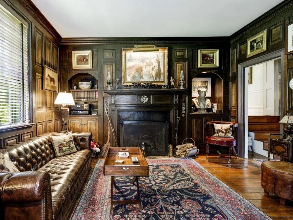 Phòng khách phong cách Dark Academia với tông màu tối và nội thất cổ điển, tạo không gian học thuật
