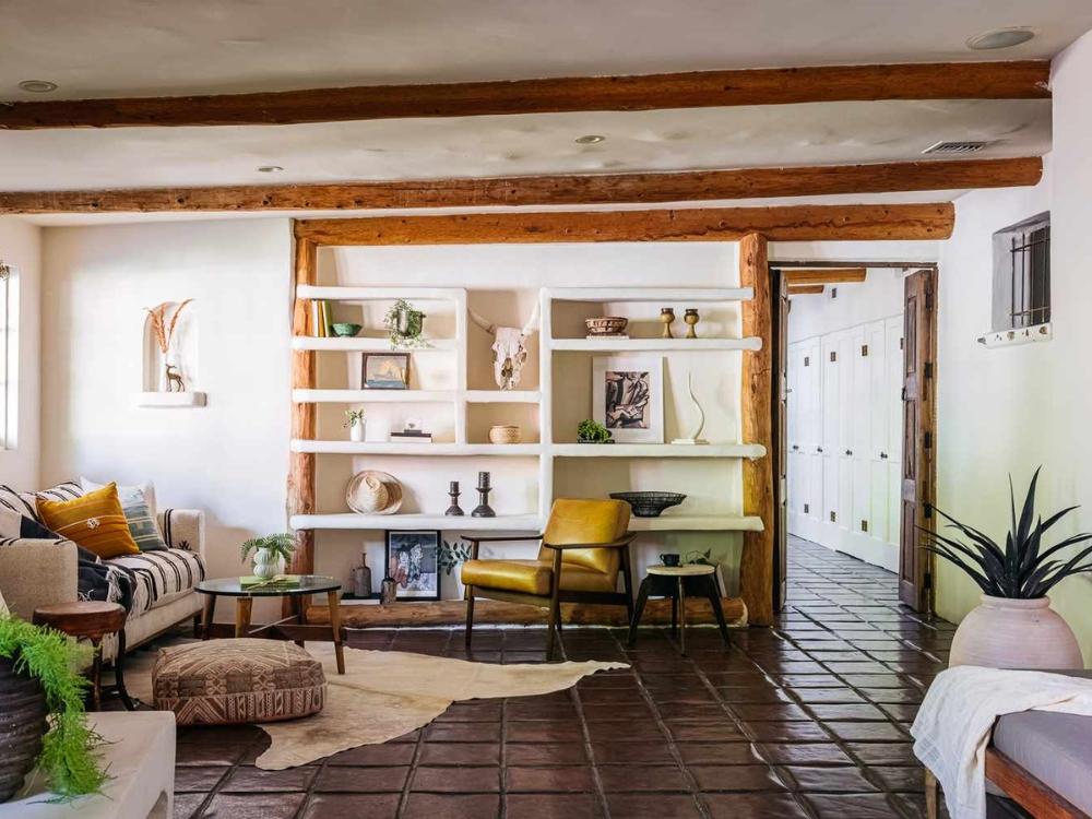 Phòng khách phong cách Địa Trung Hải với tông màu trắng chủ đạo