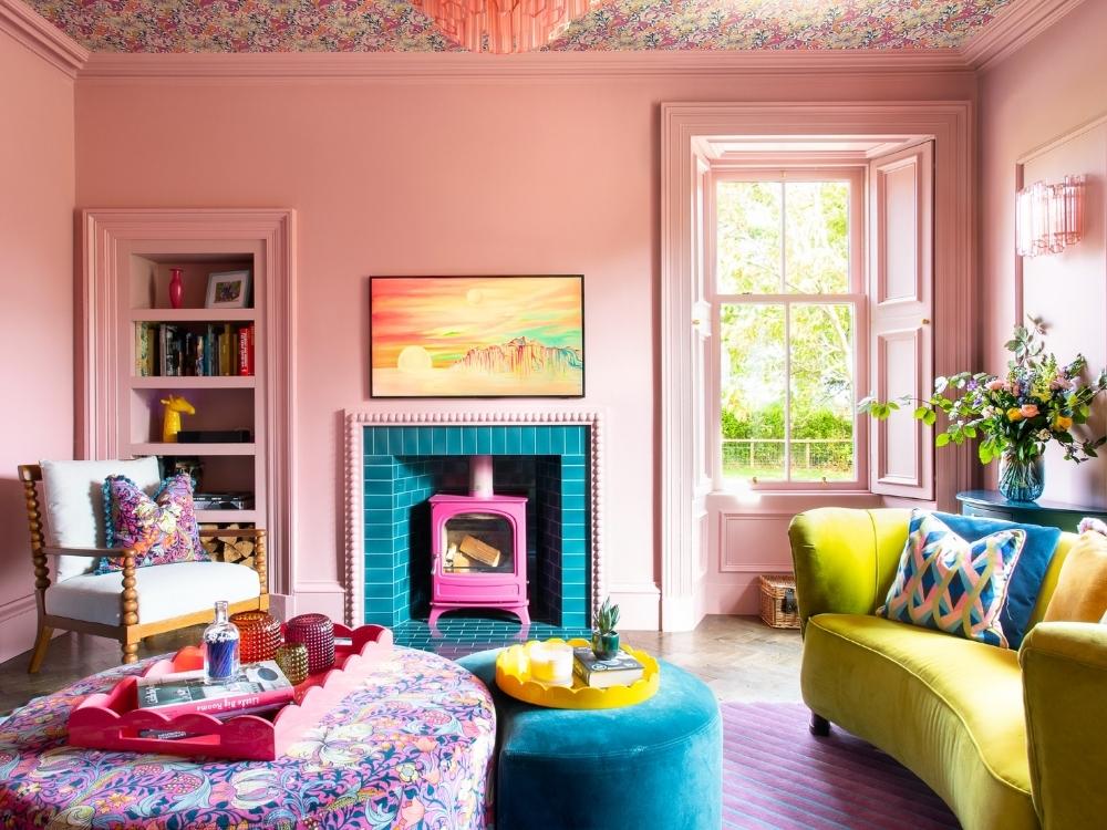 Phòng khách phong cách Dopamine với màu sắc rực rỡ và tươi sáng, tạo không gian năng động, vui vẻ