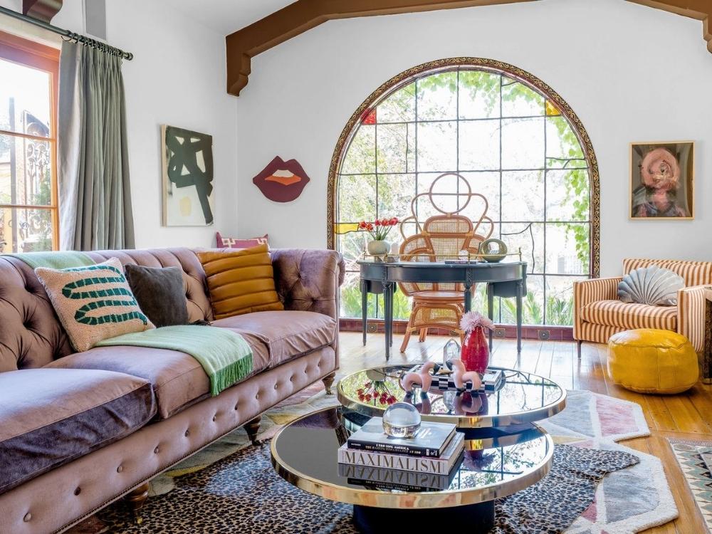 Phòng khách phong cách Eclectic kết hợp nhiều phong cách và văn hóa, tạo không gian sáng tạo, độc đáo