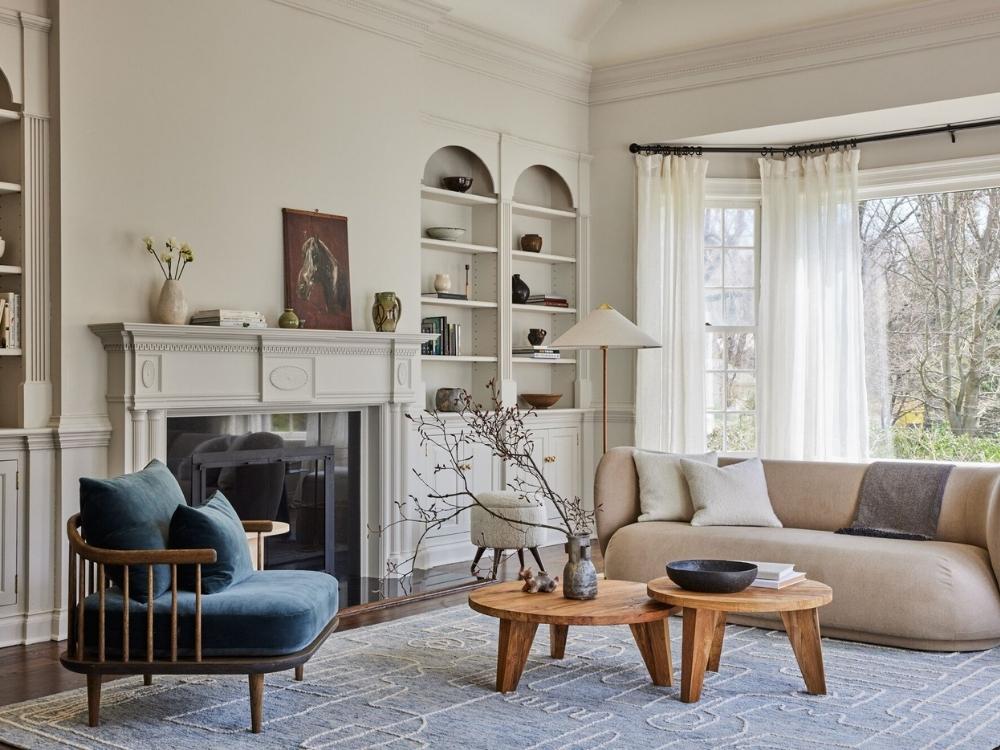 Phòng khách phong cách Grandmillennial kết hợp họa tiết cổ điển và nội thất hiện đại, tạo không gian độc đáo, ấm cúng và thú vị