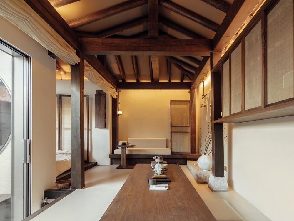 Phòng khách phong cách Hàn Quốc với tông màu trung tính và đường nét mềm mại, mang không gian sạch sẽ, ấm cúng