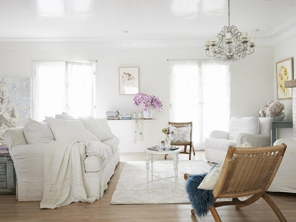 Phòng khách phong cách Shabby Chic với đồ cũ tân trang, sơn bạc màu tự nhiên, tạo không gian ấm cúng và vintage