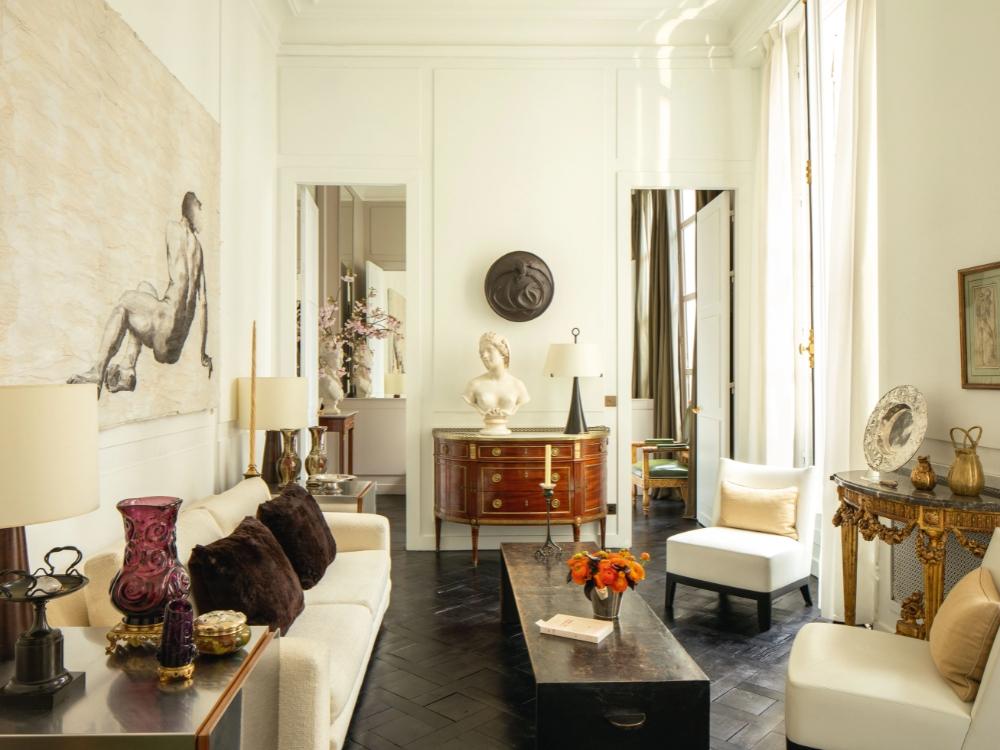 Phòng khách phong cách Tân cổ điển với không gian trang nhã, đẳng cấp và trang trọng