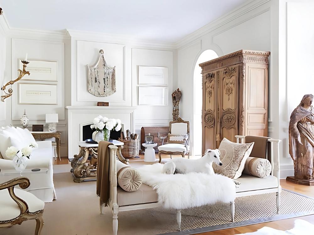 Phòng khách phong cách tân cổ điển với sofa da cao cấp, bàn trà đá marble và đèn chùm pha lê