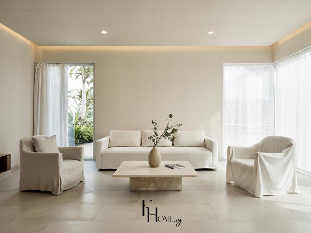 Phòng khách thiết kế tối giản với các món đồ nội thất gọn gàng, đường nét đơn giản và màu sắc trung tính, tạo không gian sống thoải mái và rộng rãi
