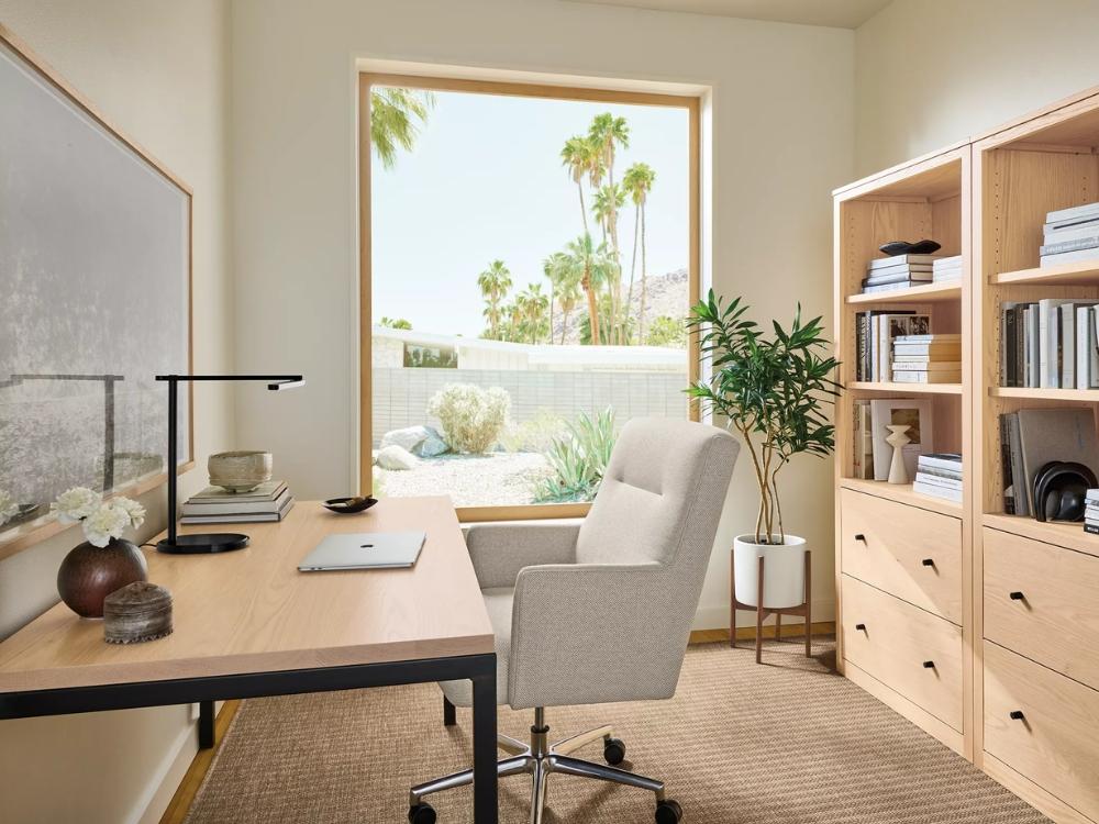 Phòng làm việc sử dụng bàn làm việc đa năng và kệ tích hợp để chứa tài liệu và đồ dùng