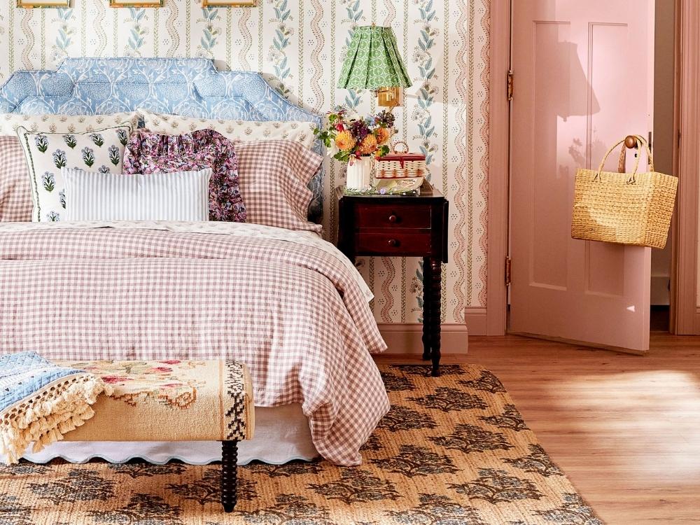 Phòng ngủ Cottagecore sử dụng vật liệu tự nhiên và chi tiết vintage, mang lại cảm giác thư giãn, mơ mộng