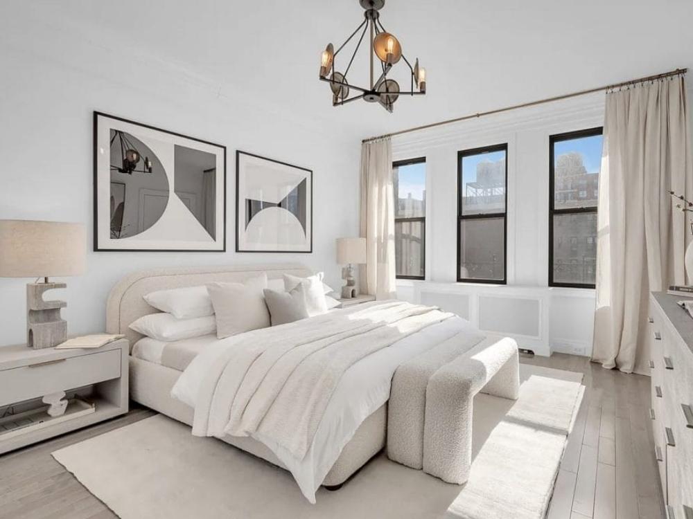 Phòng ngủ Scandinavian tối giản, nội thất gọn gàng bằng gỗ tự nhiên và vải mềm mại, tạo cảm giác thư giãn