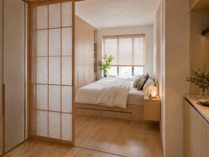 Phòng ngủ căn hộ 40m2 phong cách Nhật Bản với giường thấp và cửa trượt Shoji