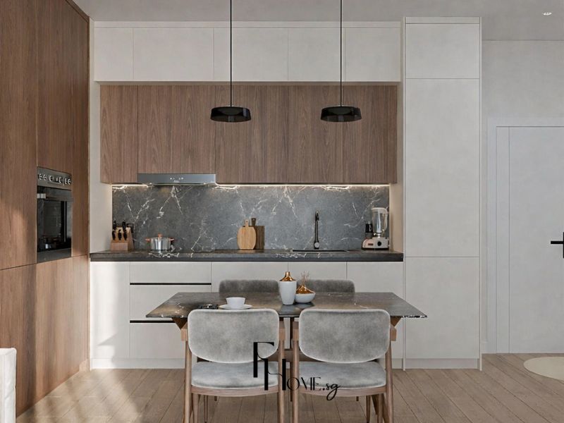 Phòng bếp chung cư 50m2 1 phòng ngủ với tủ 3 lớp trắng và gỗ lạng nâu, ốp tường sau bếp đá cẩm thạch xám đậm và bàn ăn mặt đá đen