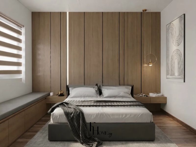 Phòng ngủ chung cư 50m2 với tường đầu giường ốp veneer gỗ sồi vân dọc từ sàn lên trần, giường bọc nỉ xám than, táp floating và đèn thả quả cầu đồng vàng