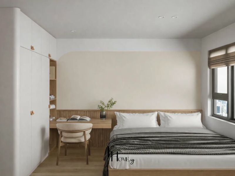 Phòng ngủ chung cư 50m2 với tường đầu giường sơn be đào bo cong kết hợp lanh tô gỗ sồi dọc, tủ cánh phẳng trắng tay nắm da và bàn làm việc tích hợp gỗ sồi
