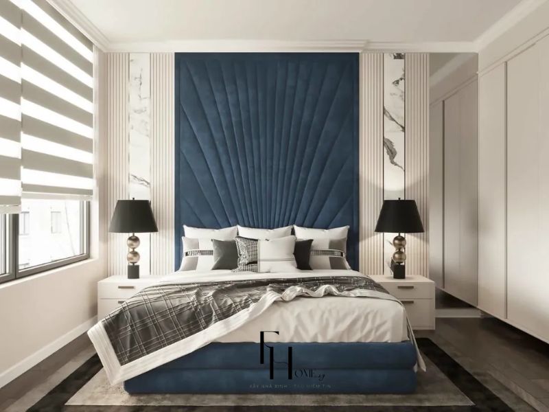 Phòng ngủ chung cư 55m2 phong cách Tân Cổ Điển với đầu giường bọc nhung xanh cobalt nan tỏa hình quạt và đèn bàn đôi chân cầu vàng gold