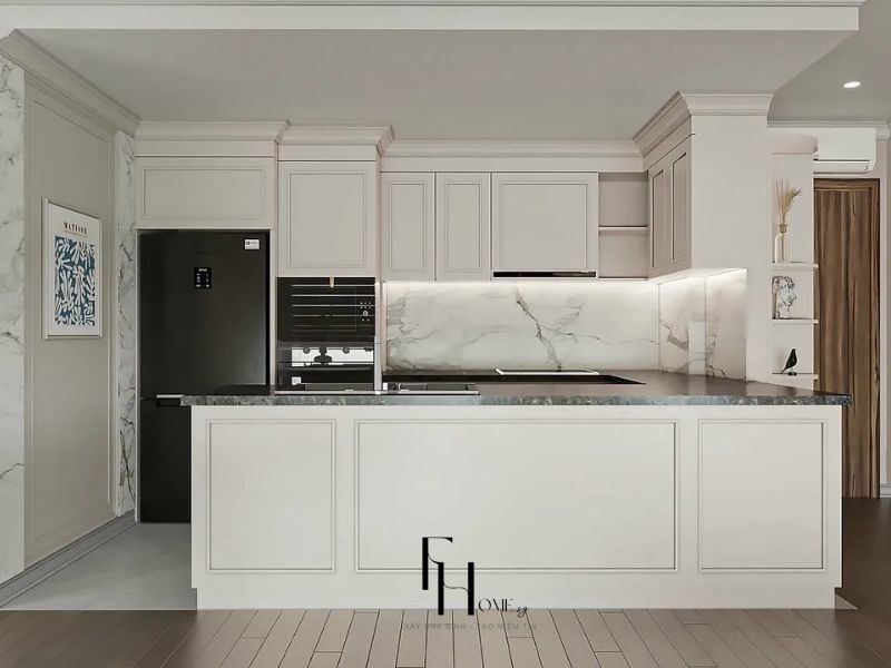 Phòng bếp chung cư 55m2 phong cách Tân Cổ Điển với tủ bếp cánh phào trắng ngà, đảo bếp mặt đá xanh đen và ốp tường marble trắng vân xám