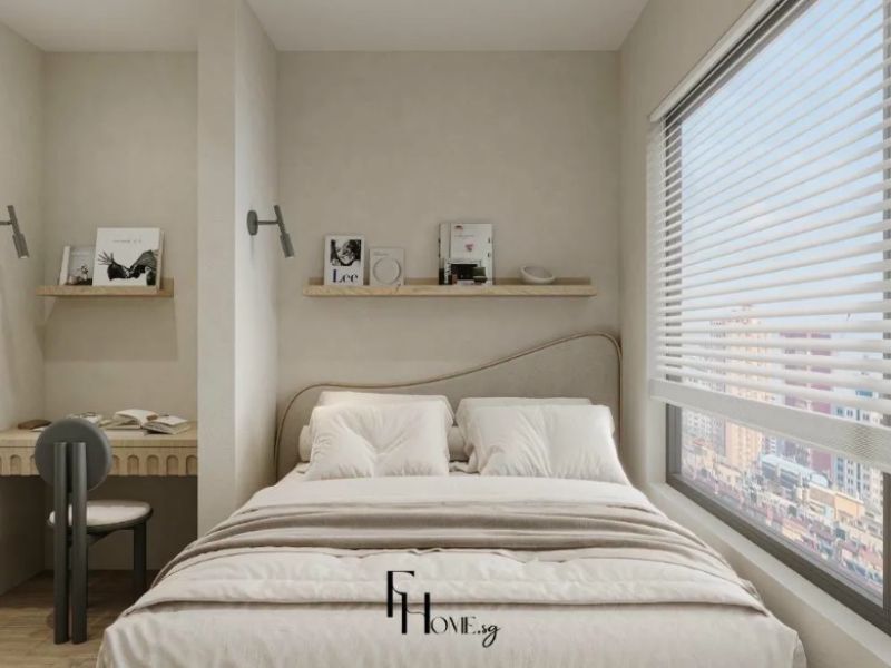 Phòng ngủ chung cư 60m2 với đầu giường nỉ be dáng cong, kệ gỗ nổi treo tường và góc làm việc nhỏ tích hợp sát vách