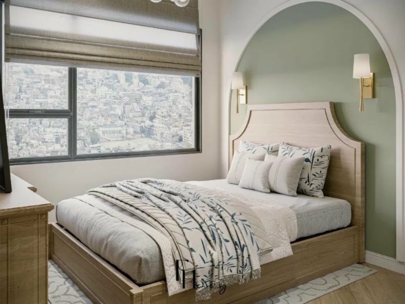 Phòng ngủ chung cư 60m2 với vòm cuốn sơn xanh sage làm phông đầu giường, giường gỗ sồi và đèn gắn tường mạ vàng đồng