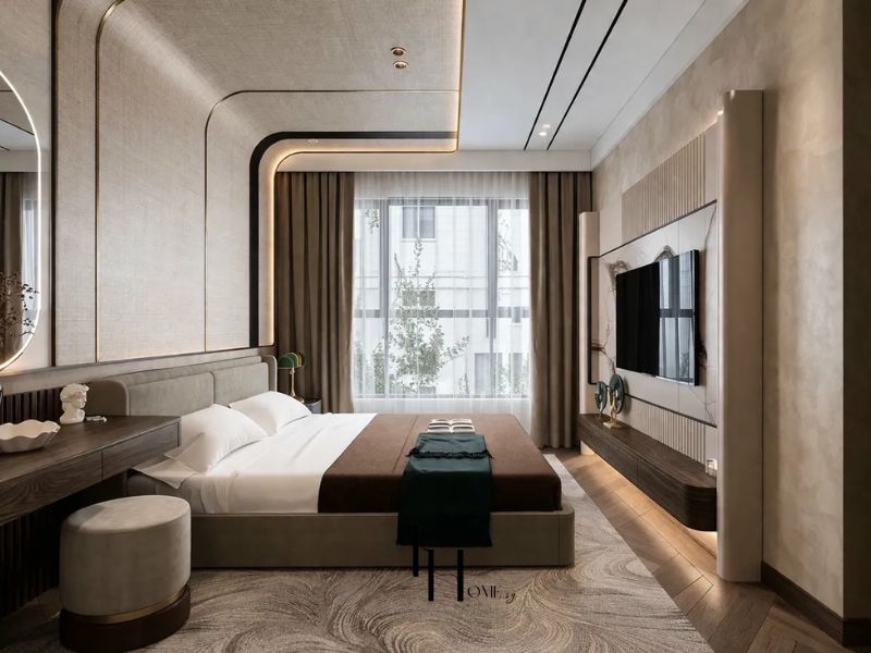 Góc nhìn khác phòng ngủ master chung cư 80m2 với giường be thấp, tường và trần ốp vải bố viền vàng đồngLED