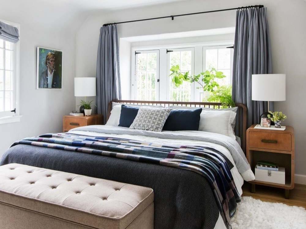 Phòng ngủ nhà phố 3 tầng gọn gàng, tận dụng ánh sáng tự nhiên và nội thất tinh giản