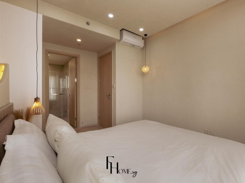 Phòng ngủ phong cách Wabi Sabi trong chung cư 75m² với giường gỗ thấp, tường xi măng thô, chăn ga màu be