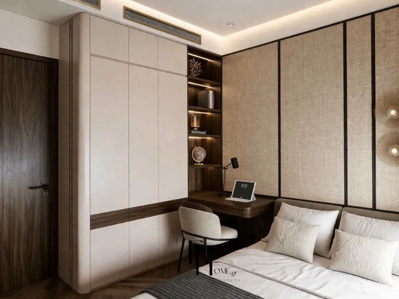 Góc nhìn khác phòng ngủ phụ chung cư 80m2 với tủ âm trắng liền bàn làm việc và kệ gỗ chiếu LED ấm