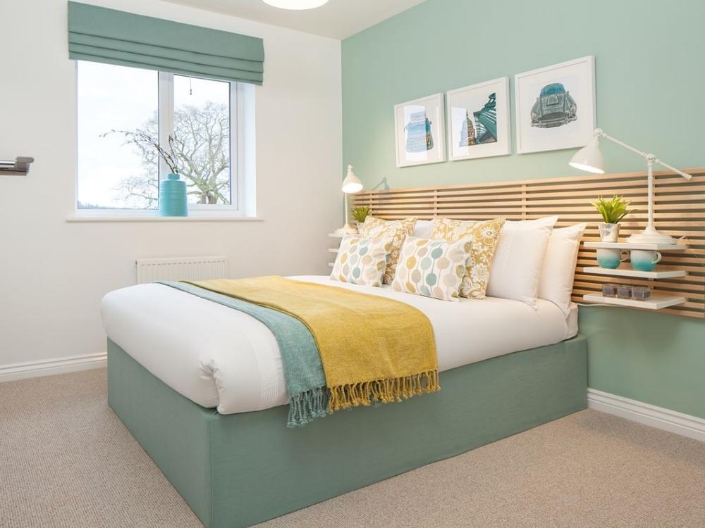 Phòng ngủ với tông màu xanh trắng kết hợp ảnh treo tường hài hoà